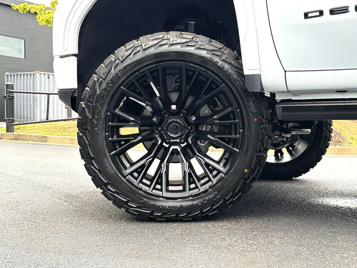 2026 GMC Sierra 1500 Denali Ultimate thumbnail 11