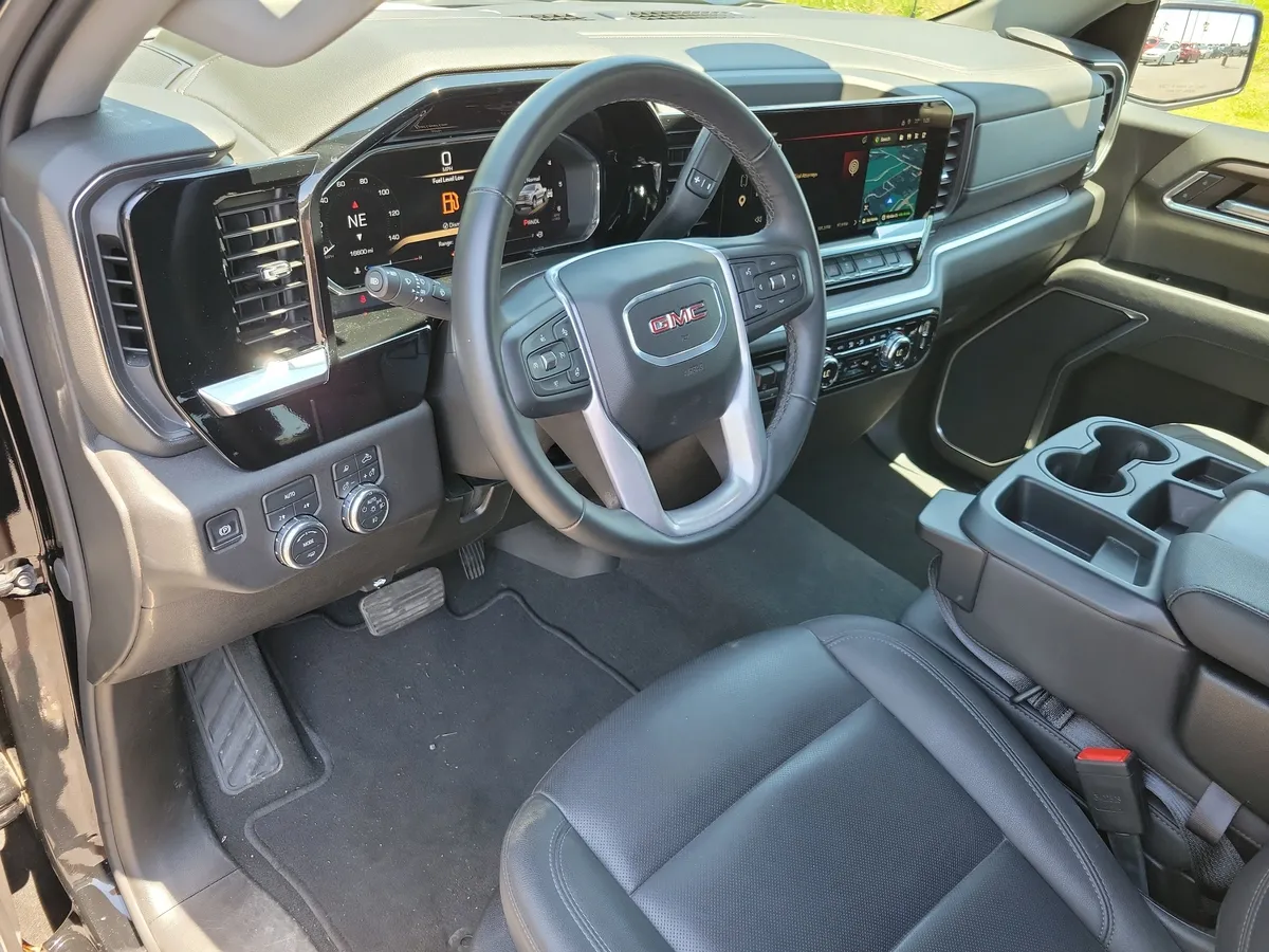 2026 GMC Sierra 1500 SLT thumbnail 3