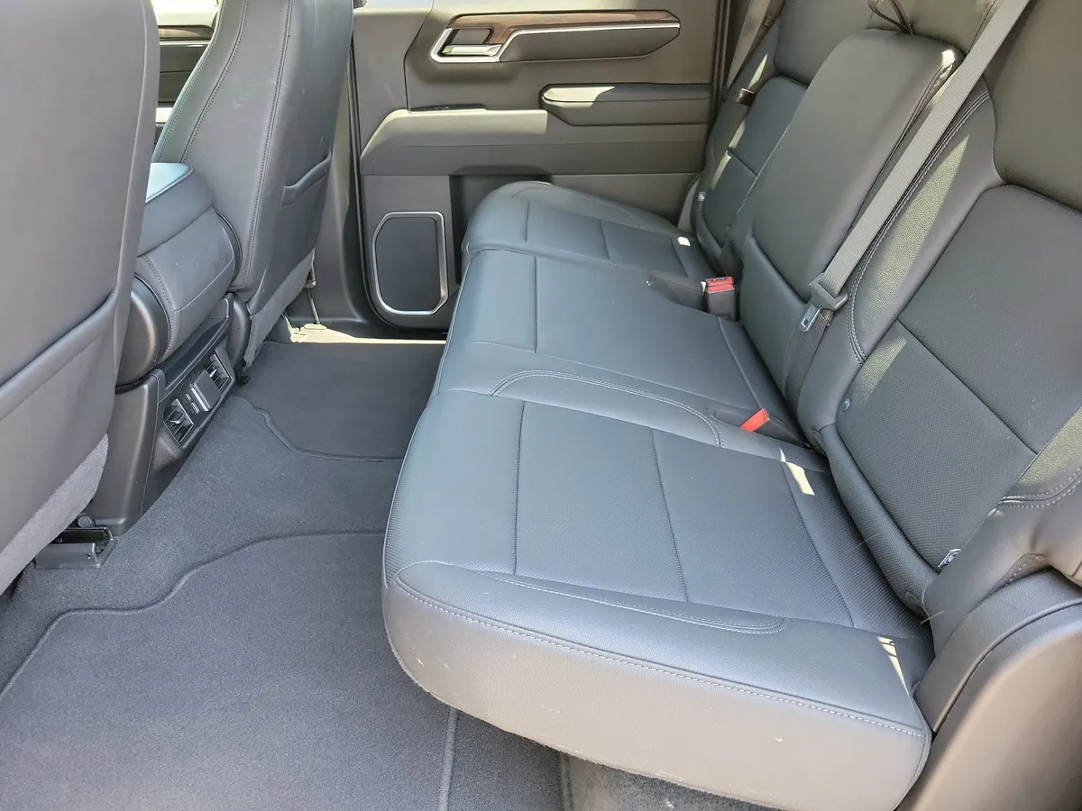 2026 GMC Sierra 1500 SLT thumbnail 8