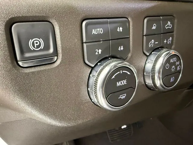 2026 GMC Sierra 1500 SLT thumbnail 36