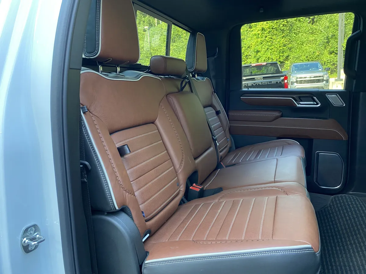 2026 GMC Sierra 2500HD Denali Ultimate thumbnail 38