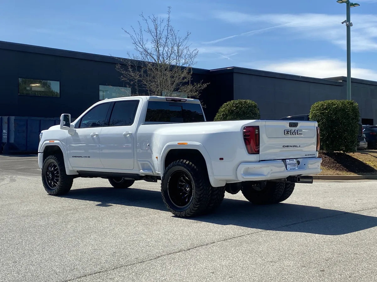 2026 GMC Sierra 3500HD Denali thumbnail 14