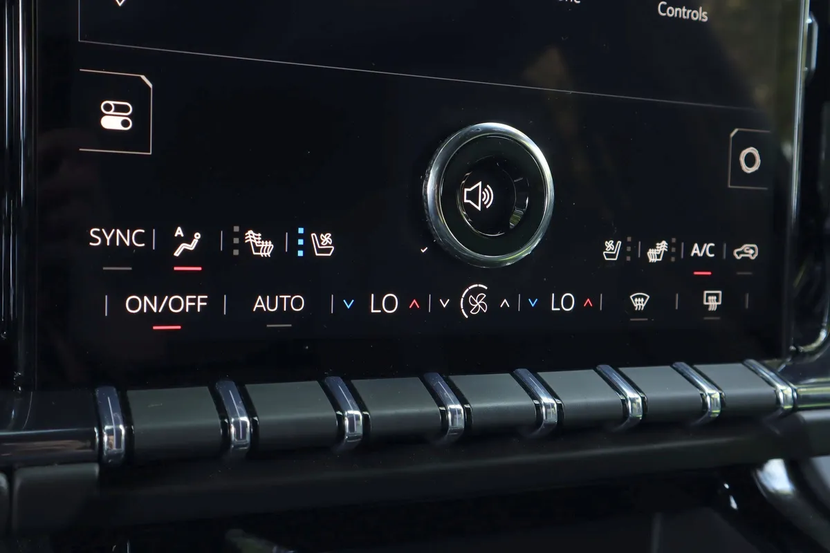 2026 GMC Yukon AT4 thumbnail 16