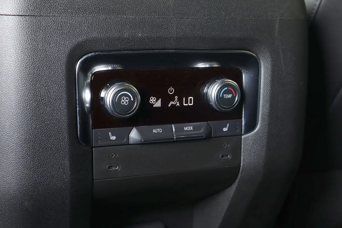 2026 GMC Yukon AT4 thumbnail 17