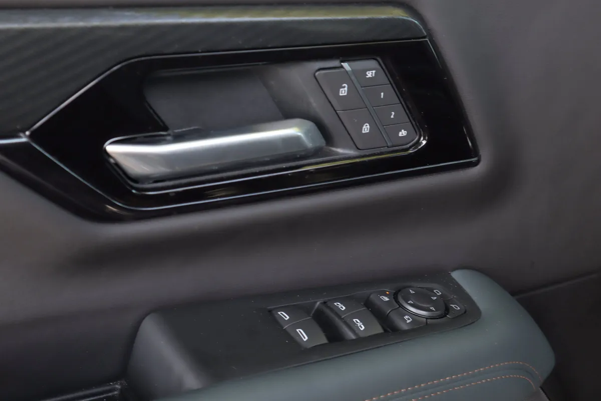 2026 GMC Yukon AT4 thumbnail 23