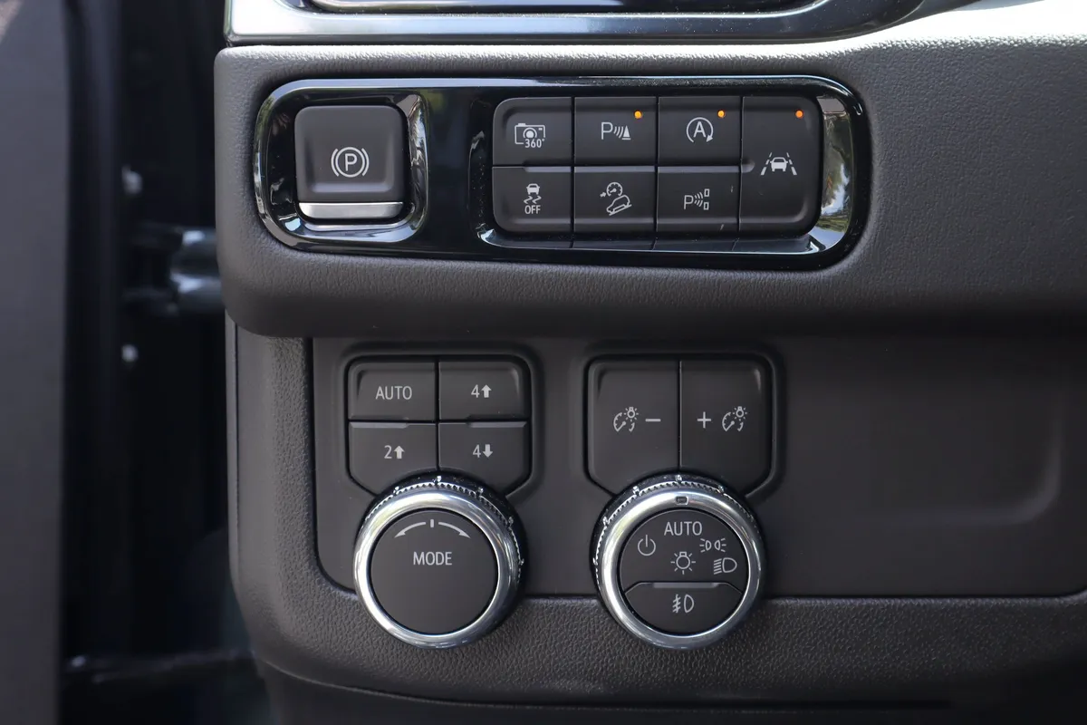 2026 GMC Yukon AT4 thumbnail 24