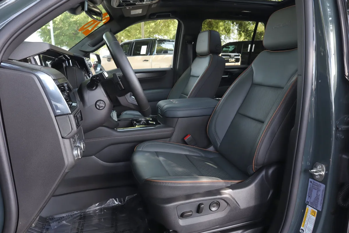 2026 GMC Yukon AT4 thumbnail 8