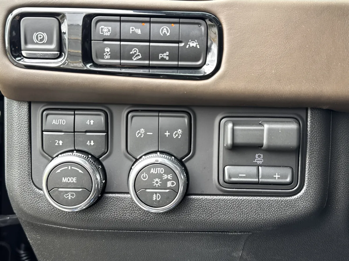 2026 GMC Yukon Denali Ultimate thumbnail 18