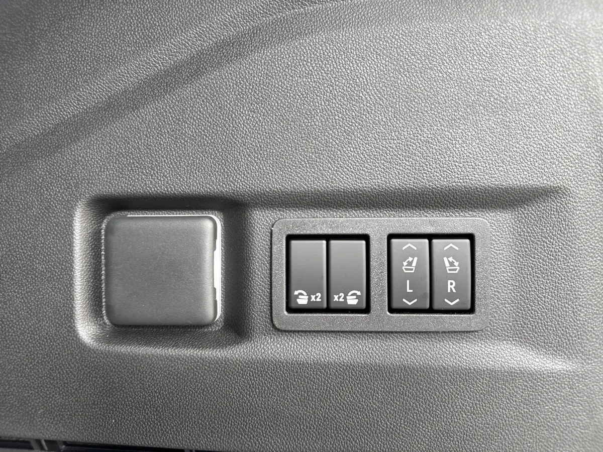 2026 GMC Yukon Denali Ultimate thumbnail 37