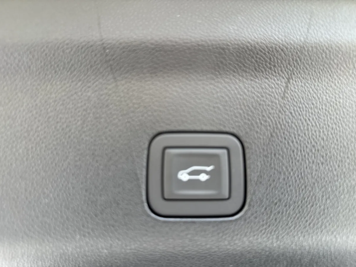 2026 GMC Yukon Denali Ultimate thumbnail 38