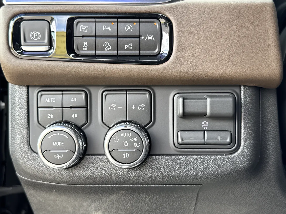 2026 GMC Yukon XL Denali Ultimate thumbnail 18