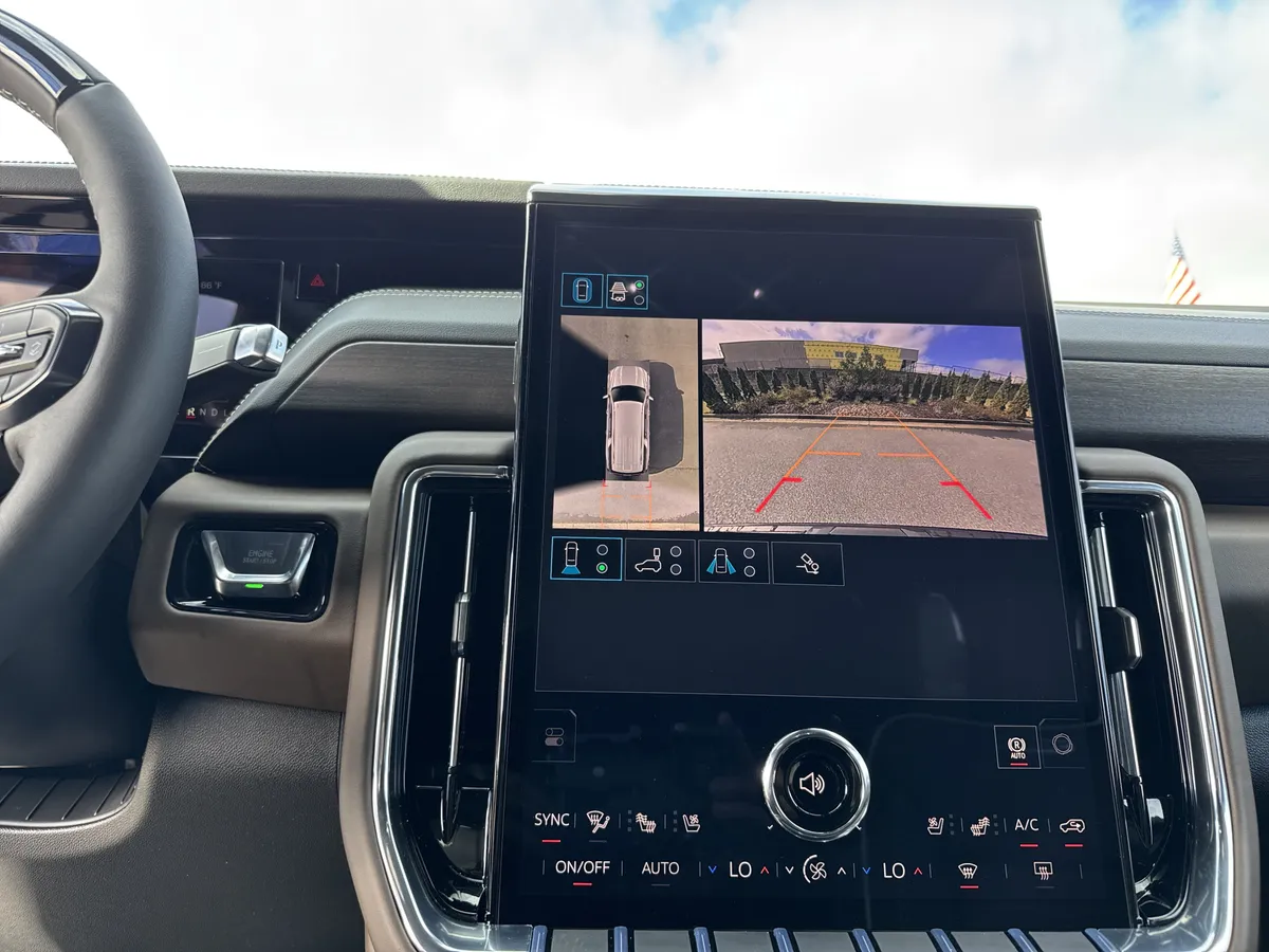 2026 GMC Yukon XL Denali Ultimate thumbnail 29