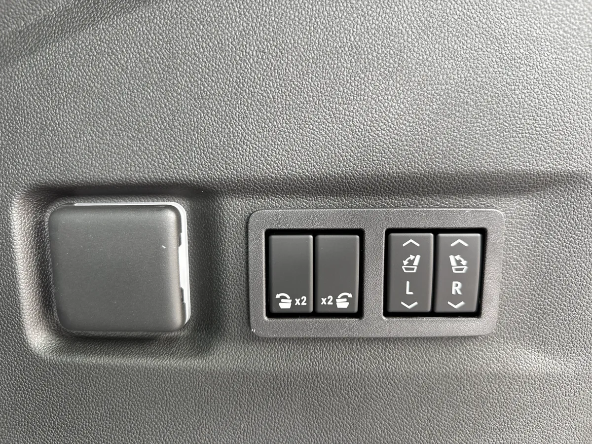 2026 GMC Yukon XL Denali Ultimate thumbnail 38