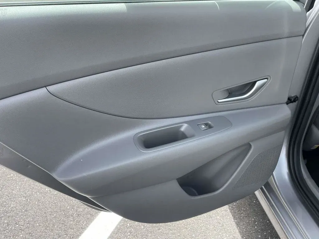 2026 Hyundai Elantra SE thumbnail 11