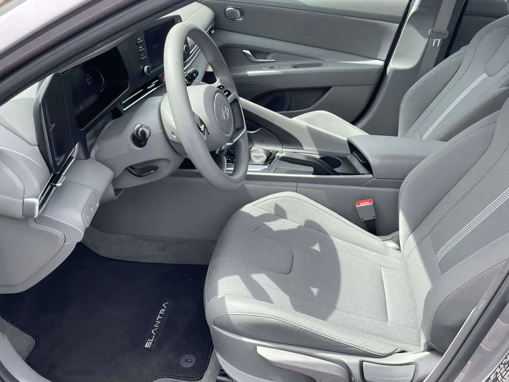 2026 Hyundai Elantra SE thumbnail 12