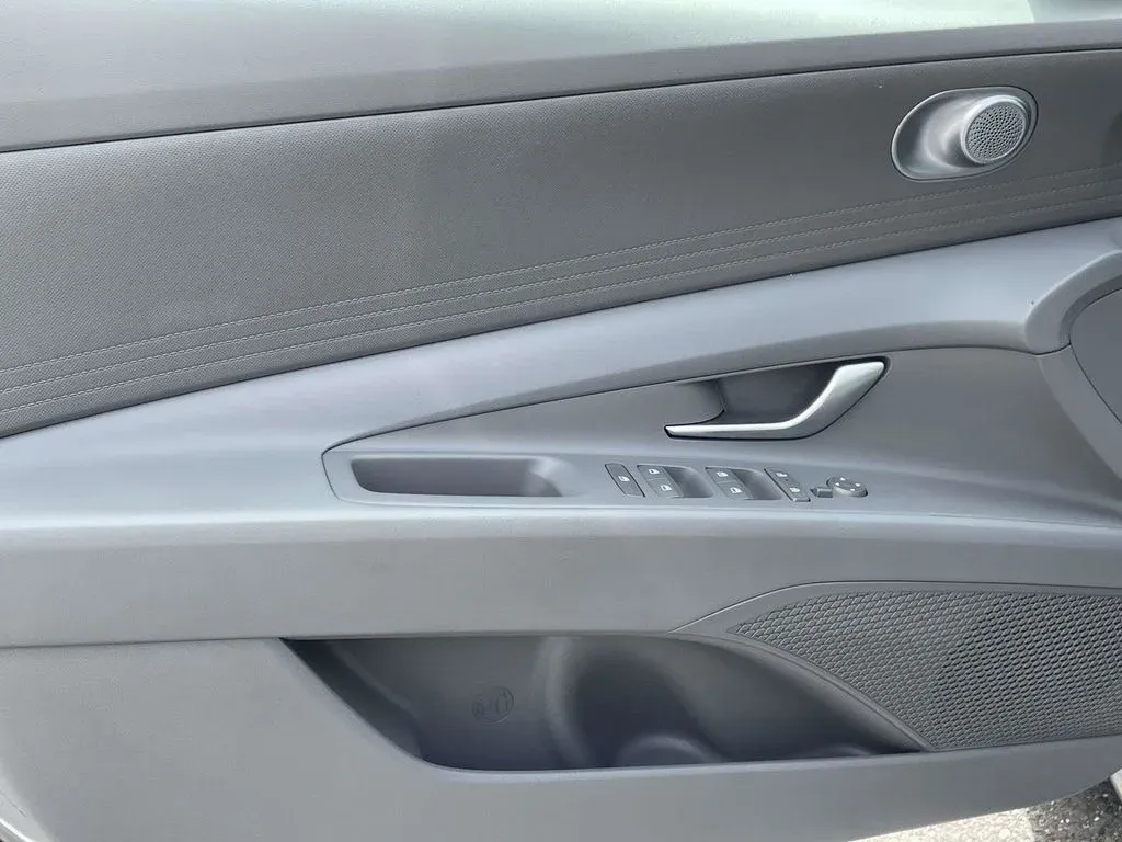 2026 Hyundai Elantra SE thumbnail 13