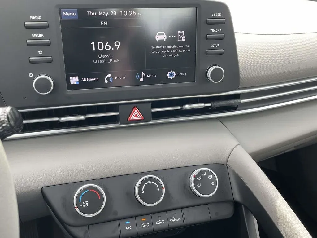 2026 Hyundai Elantra SE thumbnail 16