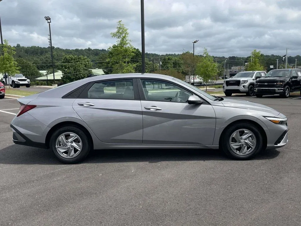 2026 Hyundai Elantra SE thumbnail 2