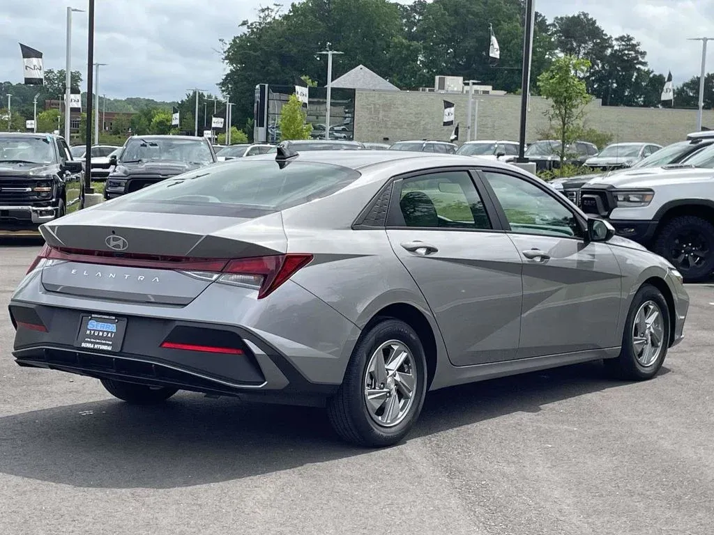 2026 Hyundai Elantra SE thumbnail 3
