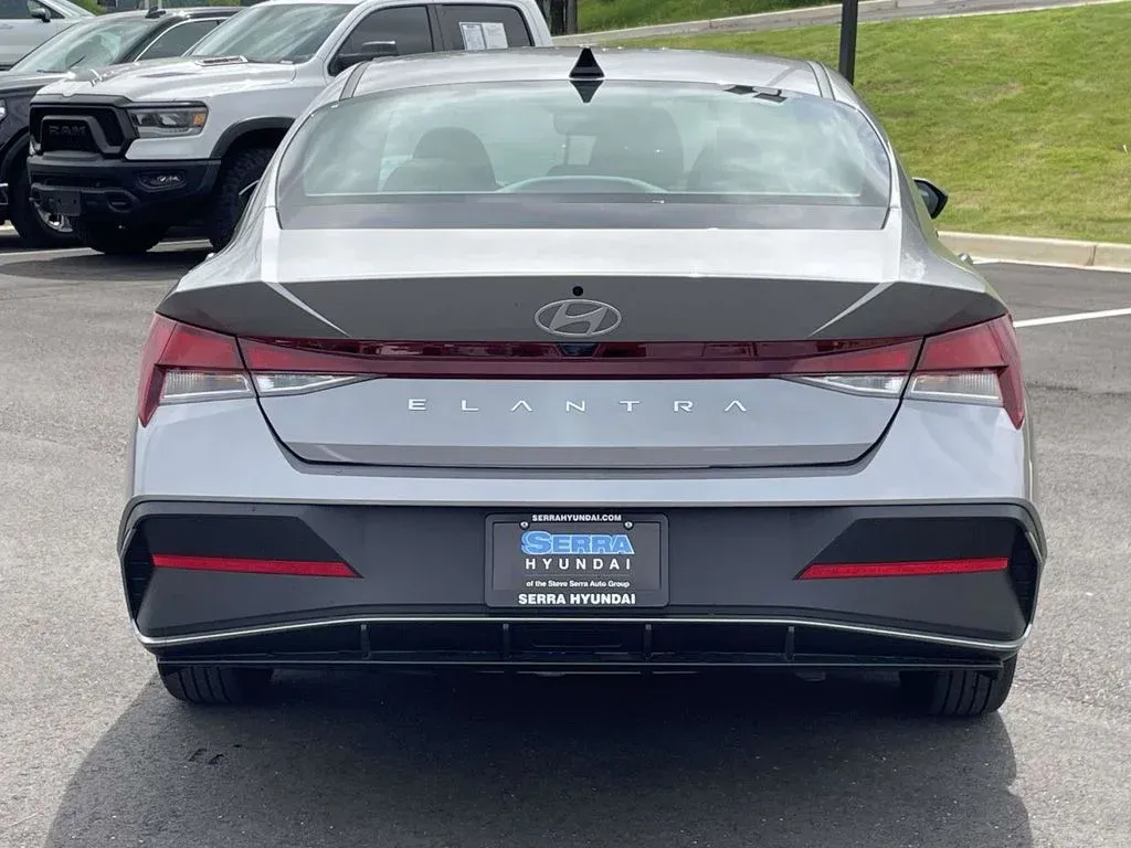 2026 Hyundai Elantra SE thumbnail 4