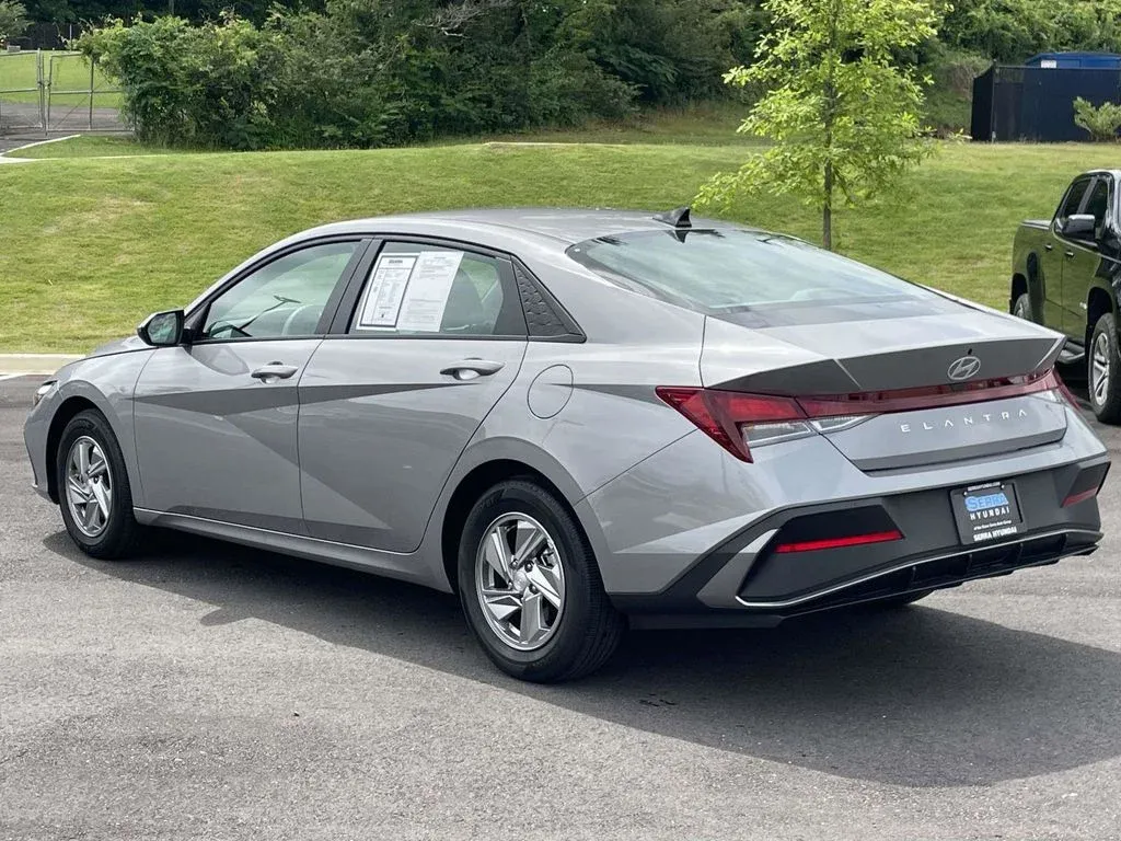 2026 Hyundai Elantra SE thumbnail 5