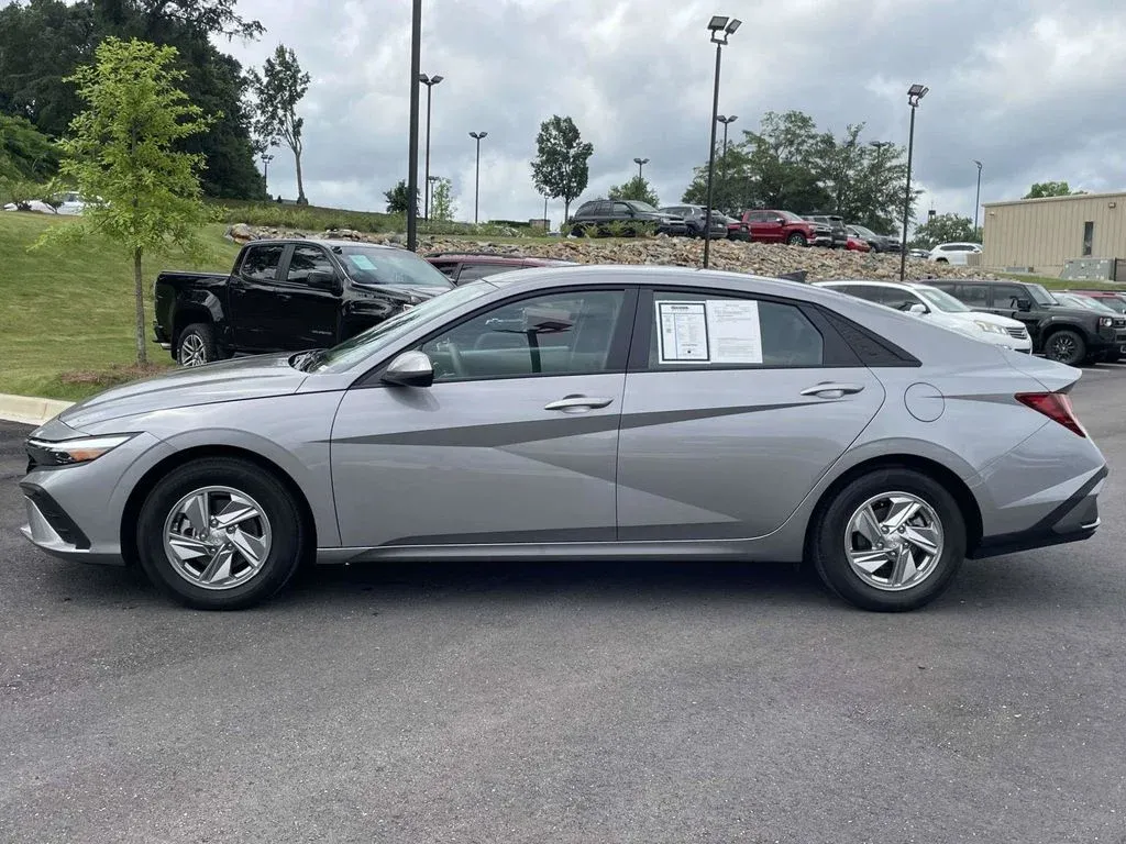 2026 Hyundai Elantra SE thumbnail 6
