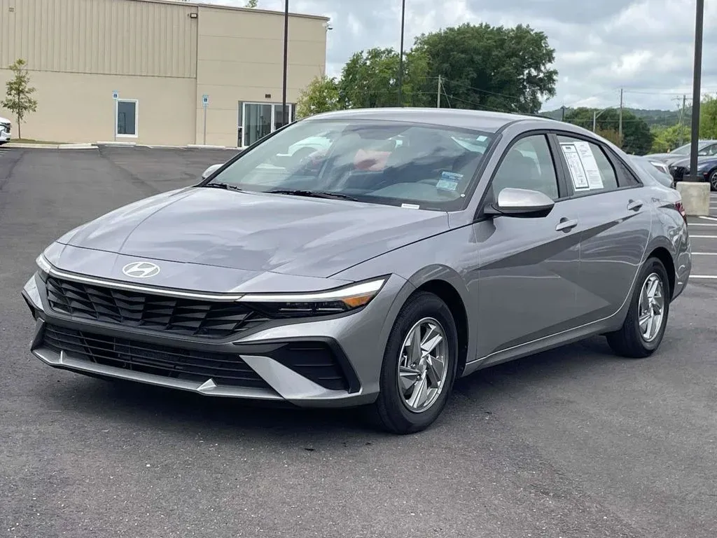 2026 Hyundai Elantra SE thumbnail 7