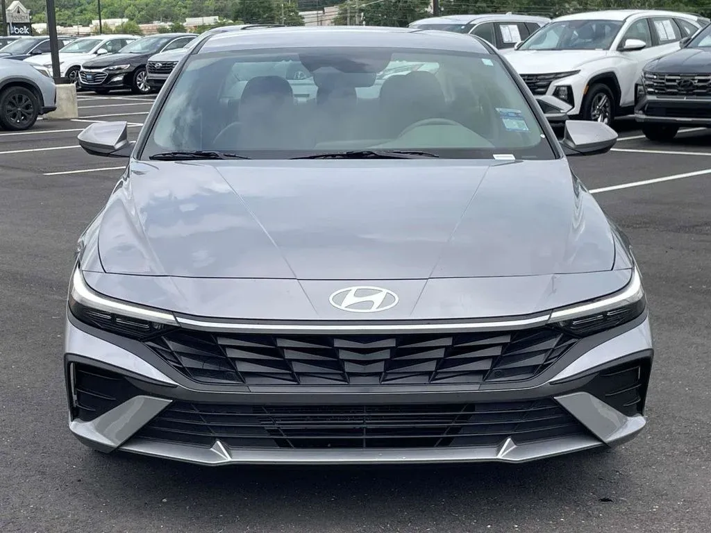 2026 Hyundai Elantra SE thumbnail 8