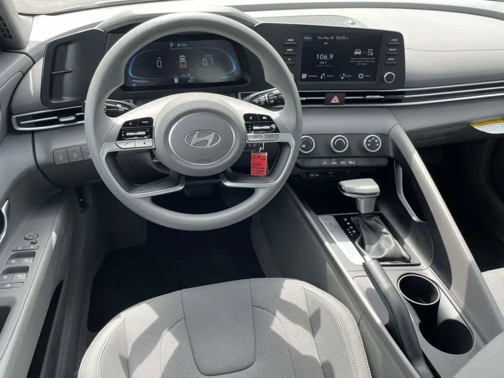 2026 Hyundai Elantra SE thumbnail 9