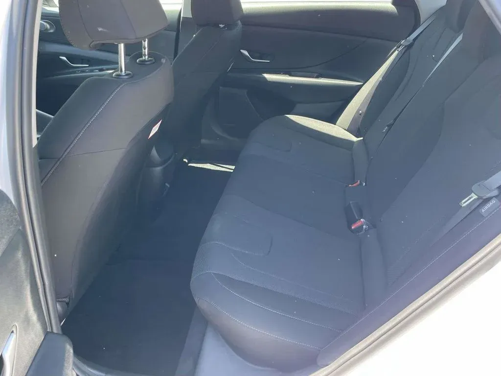 2026 Hyundai Elantra SE thumbnail 10