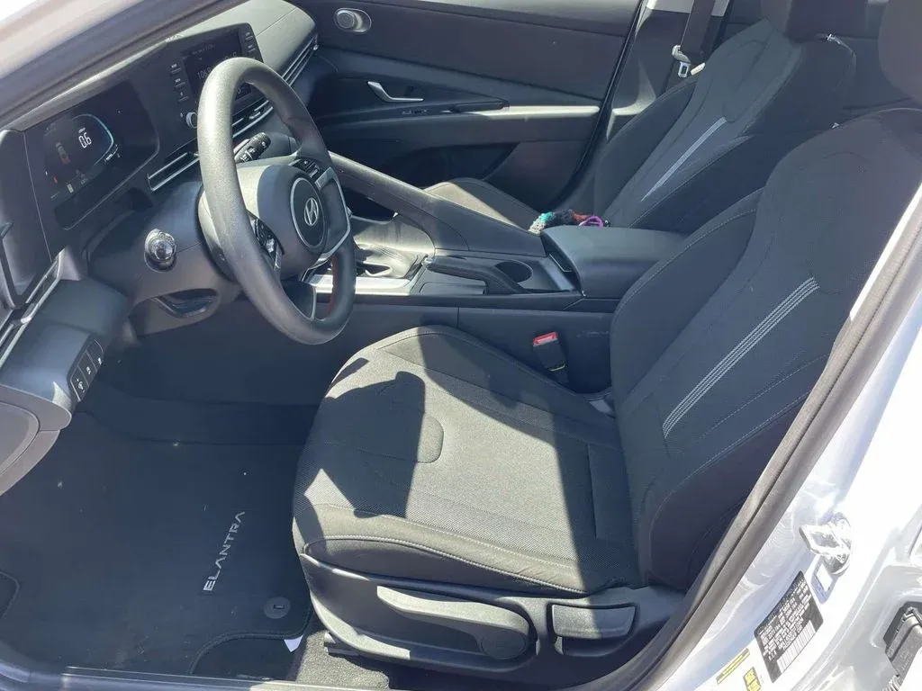 2026 Hyundai Elantra SE thumbnail 12