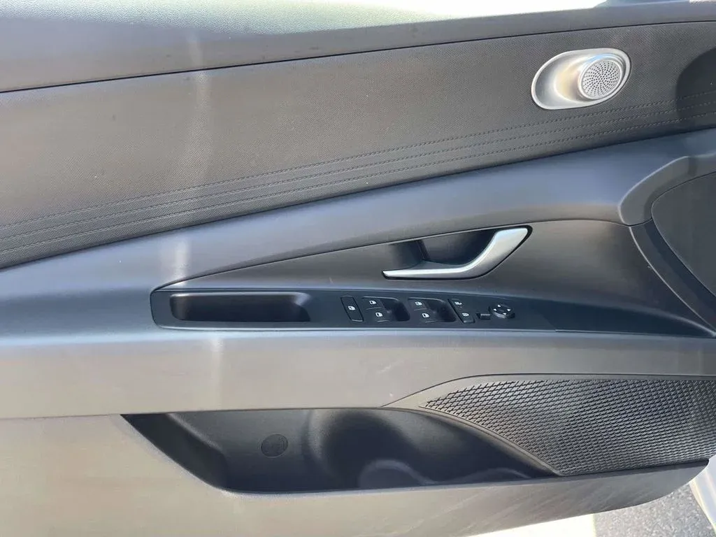 2026 Hyundai Elantra SE thumbnail 13