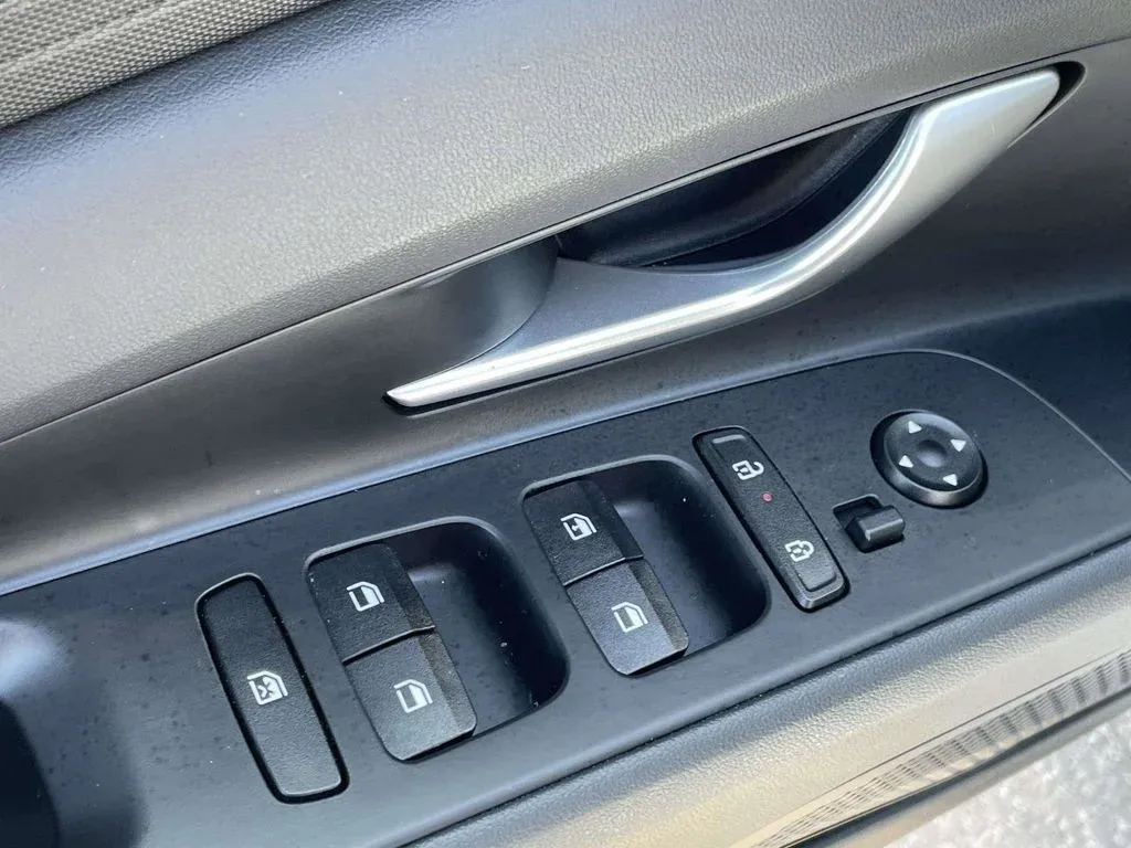 2026 Hyundai Elantra SE thumbnail 14