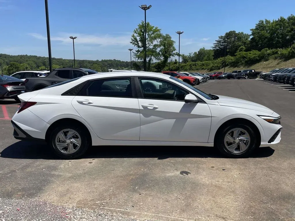 2026 Hyundai Elantra SE thumbnail 2