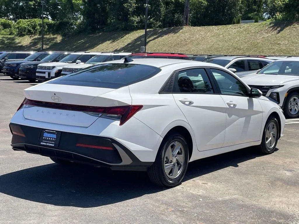 2026 Hyundai Elantra SE thumbnail 3