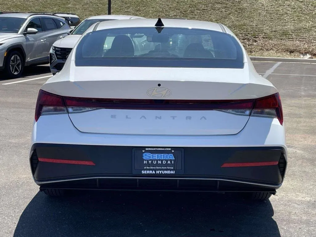 2026 Hyundai Elantra SE thumbnail 4