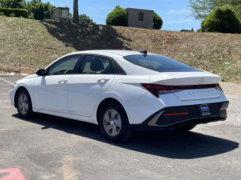 2026 Hyundai Elantra SE thumbnail 5