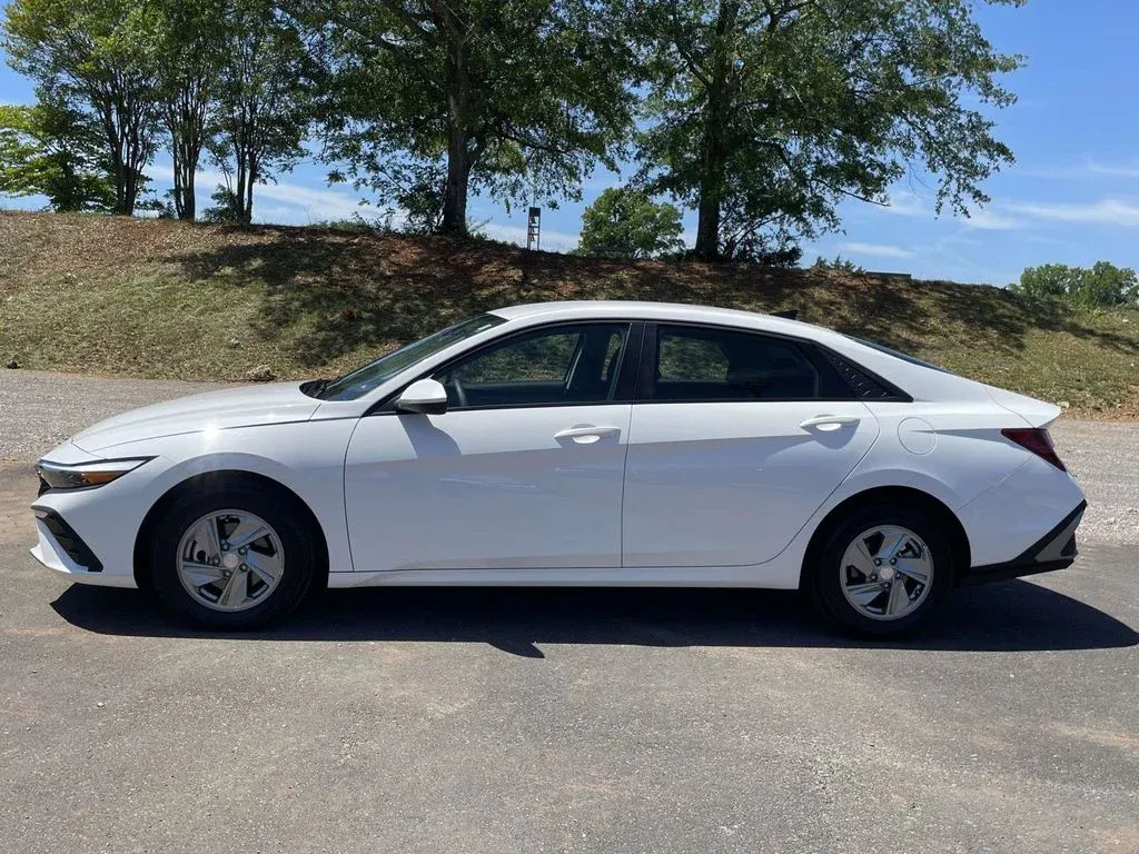 2026 Hyundai Elantra SE thumbnail 6