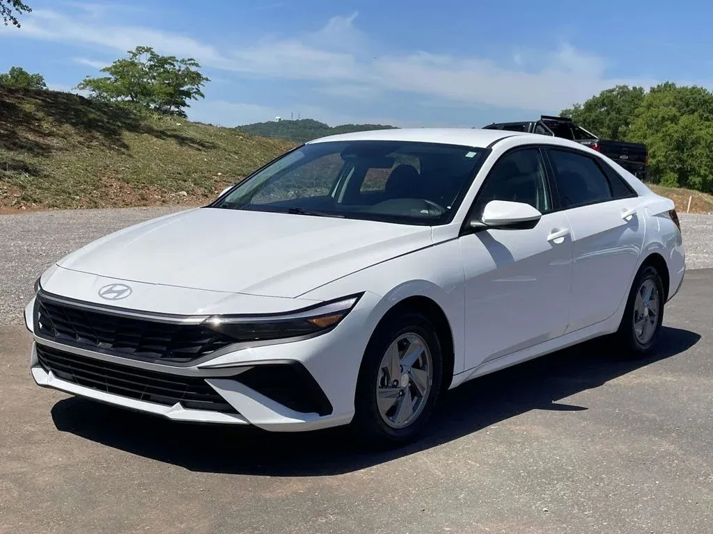 2026 Hyundai Elantra SE thumbnail 7