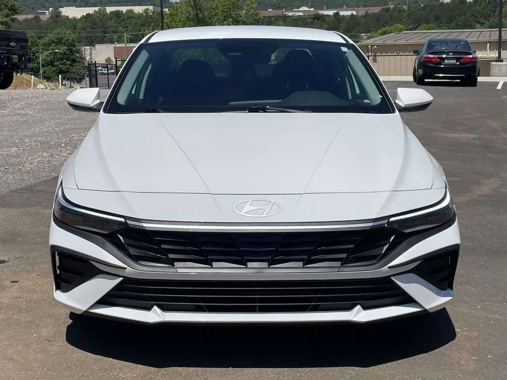2026 Hyundai Elantra SE thumbnail 8