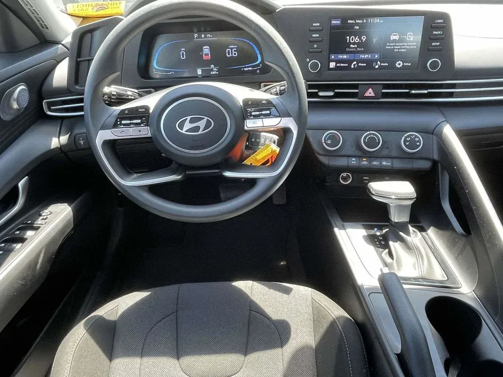 2026 Hyundai Elantra SE thumbnail 9