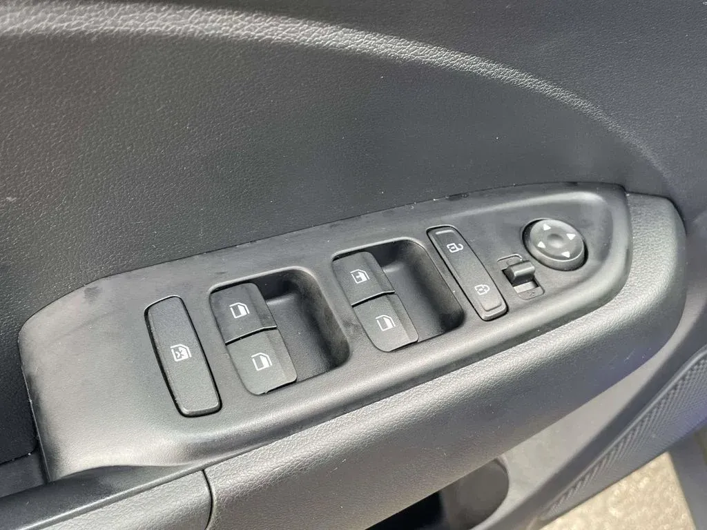 2026 Hyundai Venue SE thumbnail 14