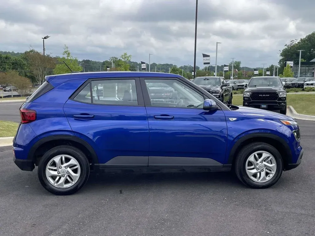 2026 Hyundai Venue SE thumbnail 2