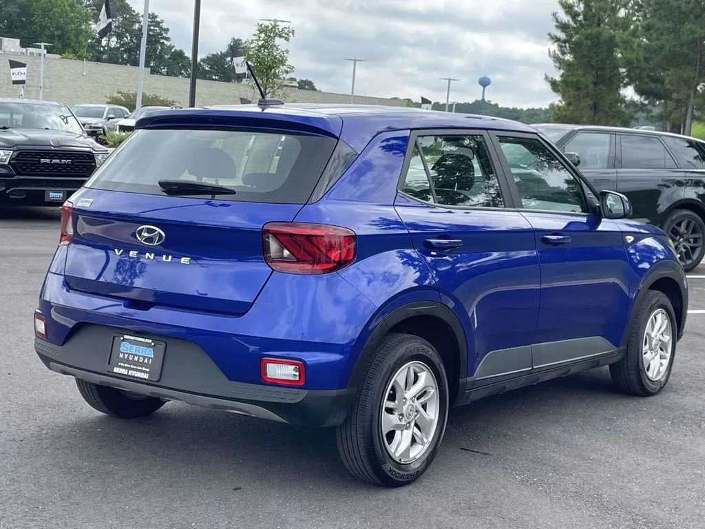 2026 Hyundai Venue SE thumbnail 3