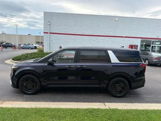 2026 Kia Carnival LXS thumbnail 4