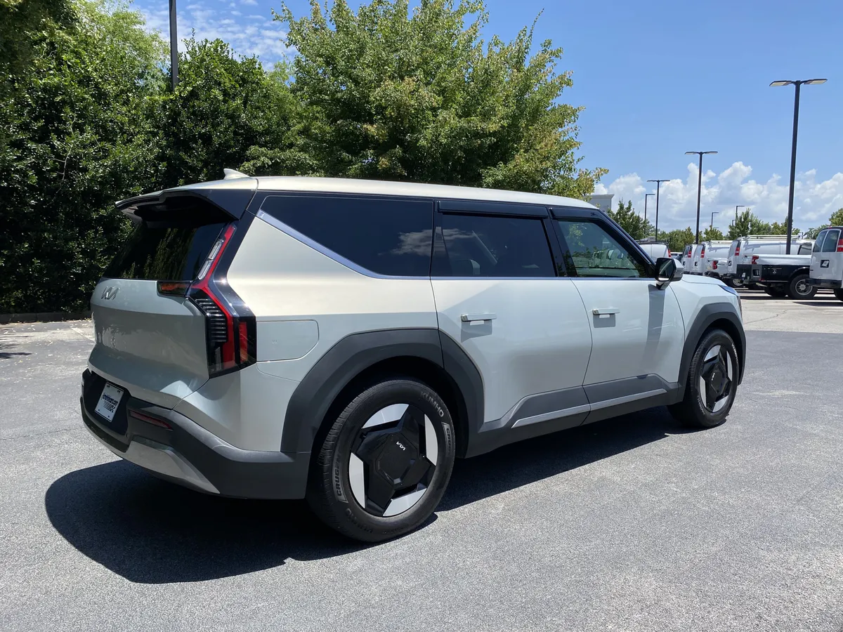 2026 Kia EV9 Light Long Range thumbnail 8
