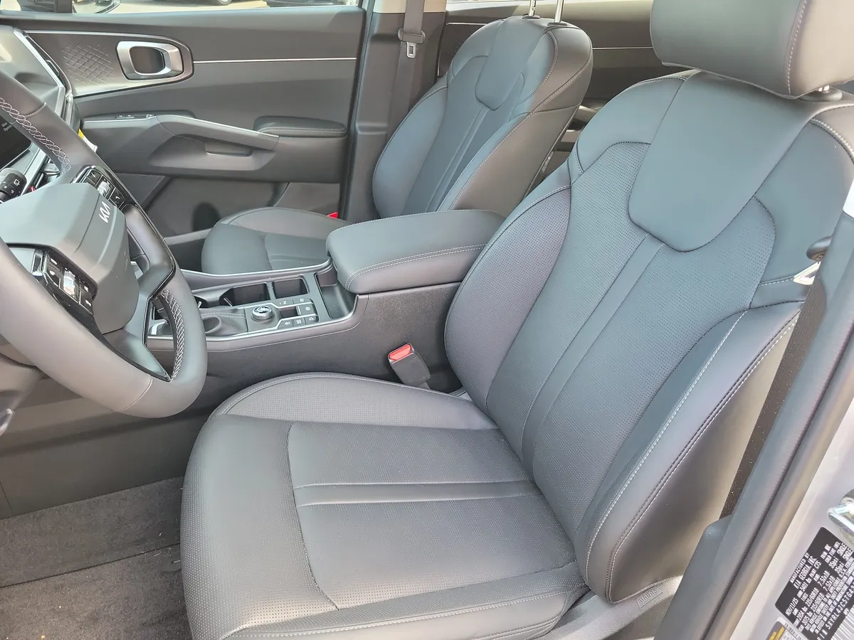 2026 Kia Sorento S thumbnail 11