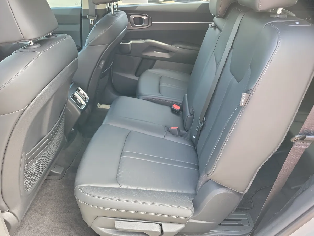 2026 Kia Sorento S thumbnail 13