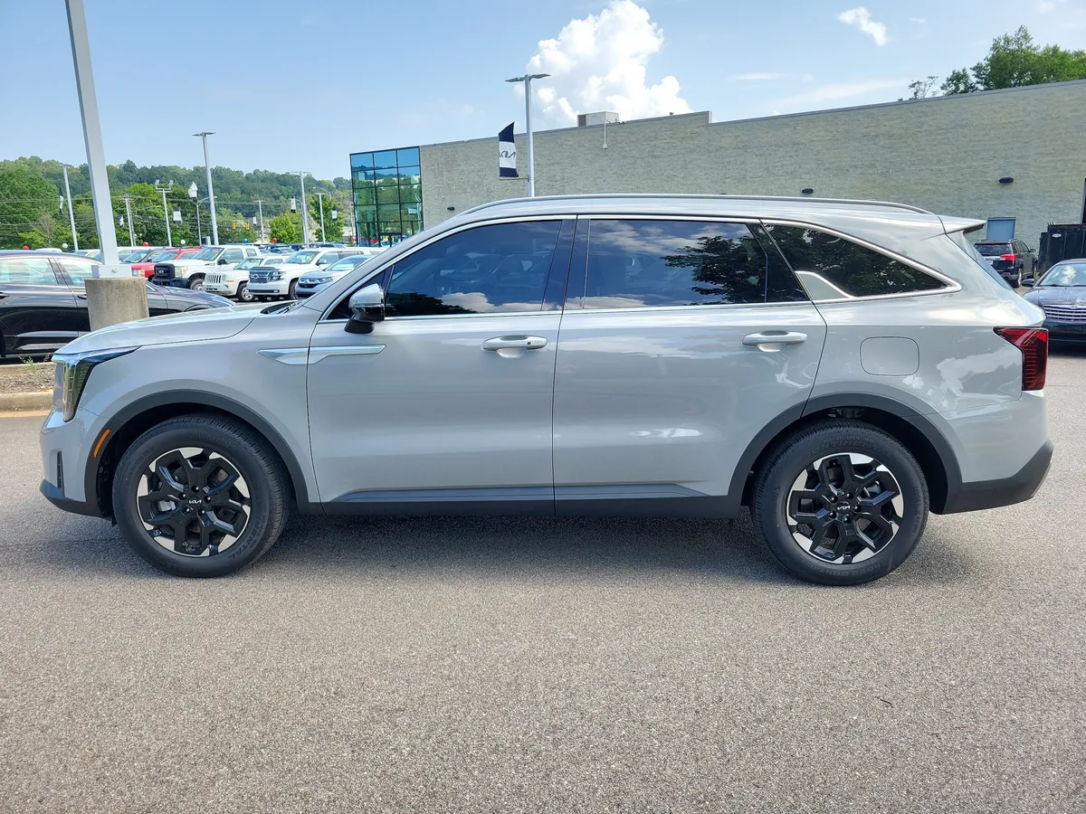2026 Kia Sorento S thumbnail 2