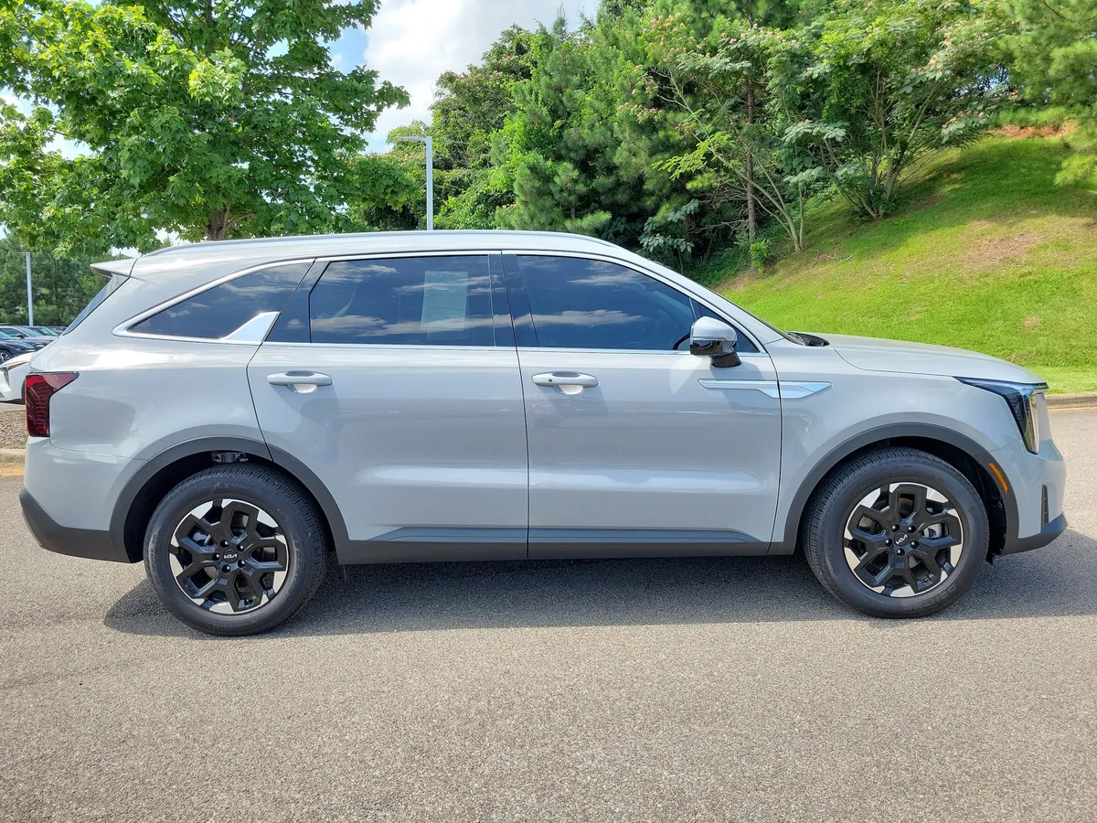 2026 Kia Sorento S thumbnail 6